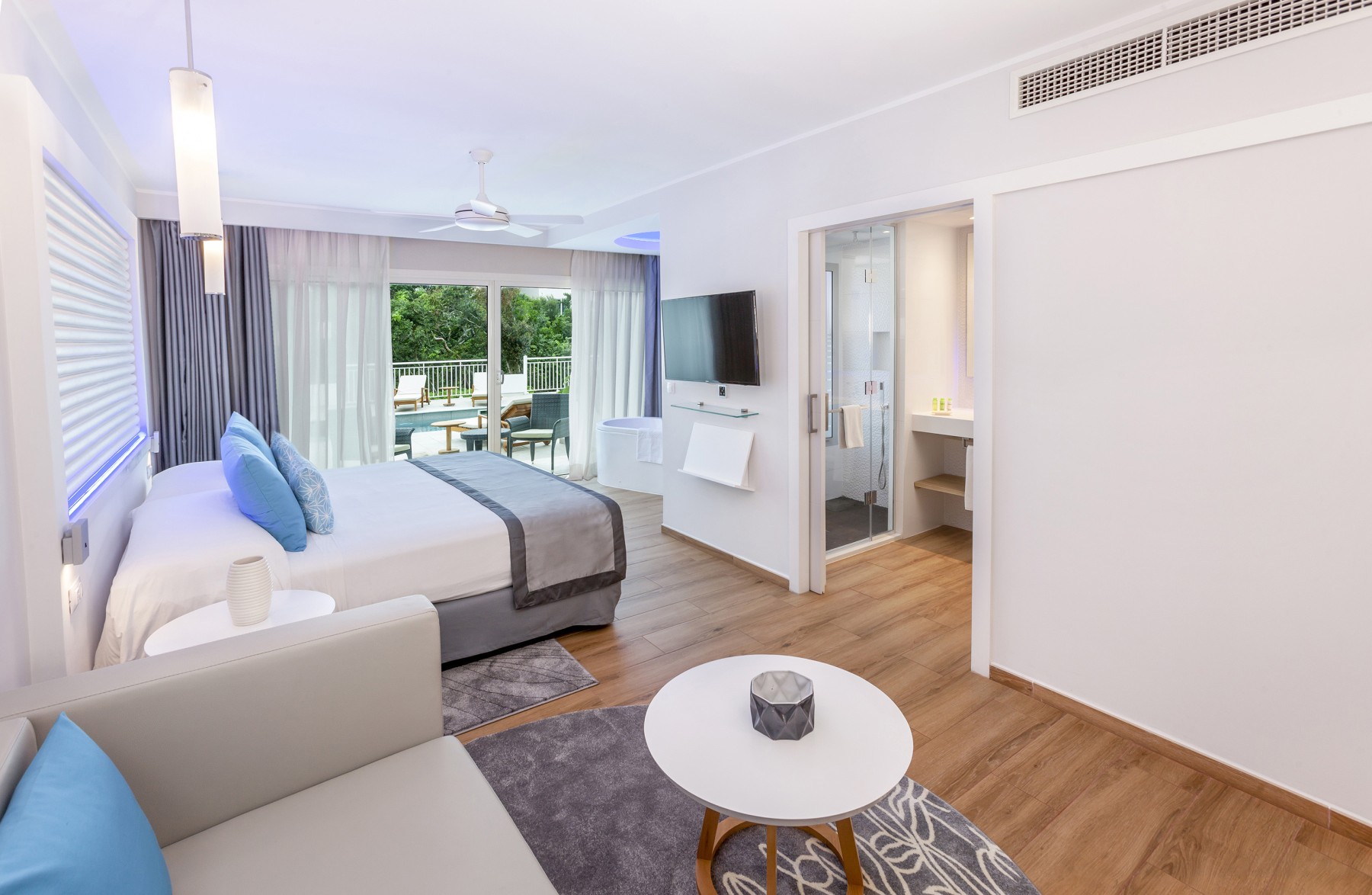 Junior Suite Garden Swin-Up Royal Service